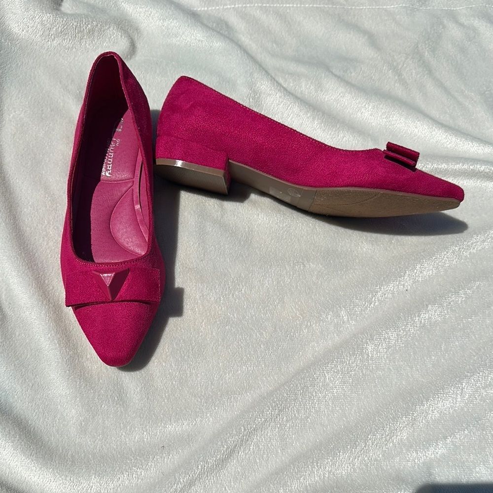 NWOT CL by Laundry hot pink suede flat with cute bow detail size 7